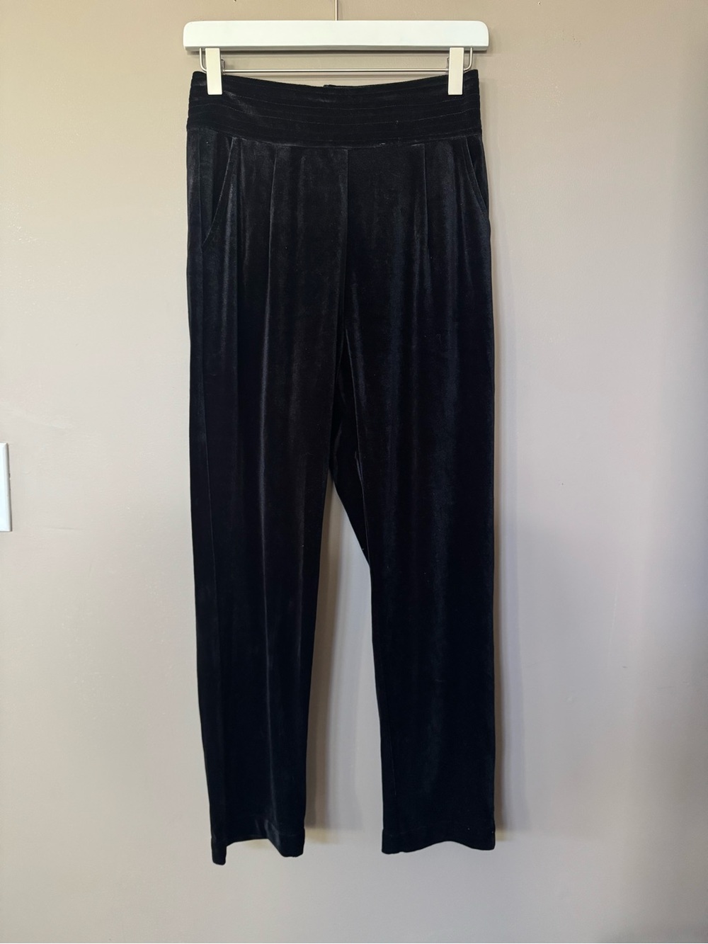 NWOT | Mo:Vint | Black Velvet Women’s Velvet Cigarette Pant